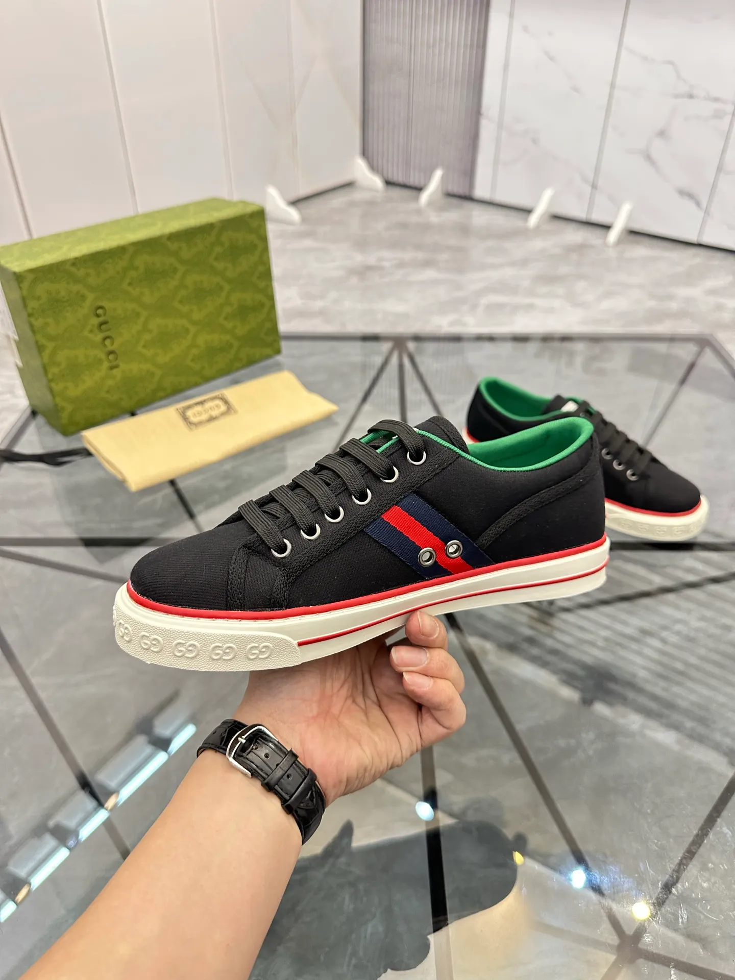 Men's shoes: 💰P360¥ Product trademark: Gucci* "Gucci*" low-cut casual shoes Regular size: 38-44 (can be customized to 45.46.) Product materials: Original material from the upper counter, breathable lining, original outsole. Number: 661